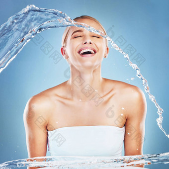 水美护肤品模型女人工作室蓝色的背景卫生水合作用飞溅放松健康有吸引力的年轻的女浴室清洗护理