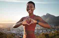 黑色的女人健身心手山音乐户外体育动机肖像旅行锻炼自由非洲女人快乐运动员爱标志徒步旅行播客