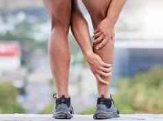 男人。健身腿受伤户外运行体育马拉松锻炼紧急健康事故运动员健康的锻炼有氧运动跑步者腿疼痛小腿肌肉护理城市街