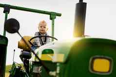 交易现代玩具拖拉机可爱的男孩骑拖拉机农场