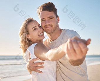 夫妇肖像微笑拥抱爱护理支持夏天假期成键海滩快乐男人。女人持有手微笑的关系假期打破海洋海岸