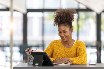 黑色的女孩学生在线学习类研究在线视频调用远程老师女孩学习语言在线电脑移动PC