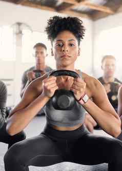 壶铃健身黑色的女人健身房个人教练体育运动类健身房培训肖像锻炼教练体育学生健康强大的身体锻炼焦点