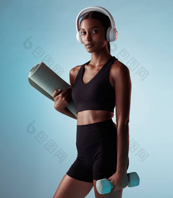 耳机健身锻炼女人工作室哑铃瑜伽有氧运动齿轮锻炼健康锻炼培训时尚肖像黑色的女人体育音乐健康模拟