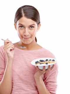 快乐女人健康的早餐碗麦片吃白色工作室背景肖像孤立的年轻的女模型微笑持有牛奶什锦早餐水果健康营养纤维
