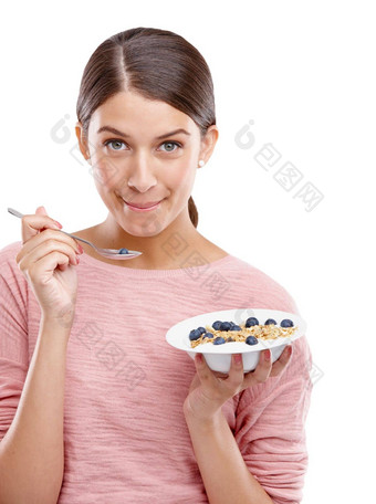 快乐女人健康的早餐碗麦片吃白色工作室背景肖像孤立的年轻的女模型微笑持有<strong>牛奶</strong>什锦早餐水果健康营养<strong>纤维</strong>