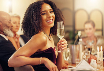 肖像黑色的女人香槟玻璃庆祝活动聚会，派对成就自信女孩执行非洲美国女夫人集团优雅的事件酒精幸福微笑