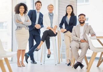 肖像集团自信多样化的商人摆姿势办公室快乐微笑的同事们动机专用的成功快乐的雄心勃勃的企业工作人员工作关闭