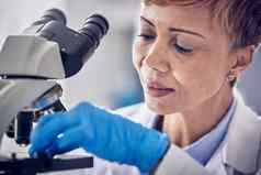 科学实验室黑色的女人显微镜研究疫苗发展医疗保健医疗创新高级科学家女人医院实验室制药测试结果