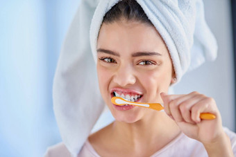 口服卫生重要的裁剪肖像美丽的年轻的女人刷牙牙齿浴室首页