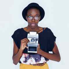 有趣的古董相机年轻的女人采取照片