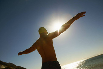 姥太阳温暖年轻的游泳运动员站海洋