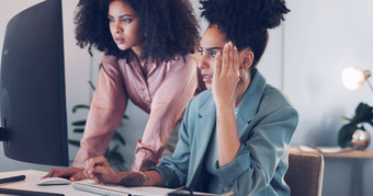 电脑黑色的非洲美国女人经理训练培训帮助员工指导办公室桌子上领导协作工人问题会说话的说话