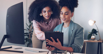 电脑黑色的非洲美国女人经理训练培训帮助员工<strong>指导</strong>办公室桌子上<strong>领导</strong>协作工人问题会说话的说话