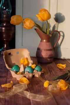 复活节生活黄色的郁金香绿色鸡蛋小鸡
