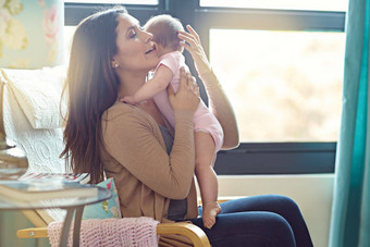 妈妈。成键拥<strong>抱</strong>婴儿<strong>女孩</strong>房子生活房间家庭首页托儿所支持信任爱安全妈妈婴儿孩子拥<strong>抱</strong>睡觉停止哭打嗝吃