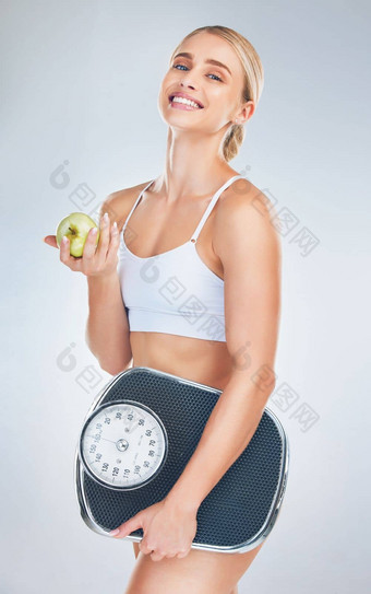 健康<strong>失去</strong>重量女人苹果规模身体目标动机营养灰色<strong>工作</strong>室背景食物快乐肖像运动员模型微笑水果饮食