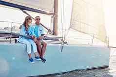 夫妇船巡航游艇航行浪漫的日期海夏天假期假期男人。女人海洋奢侈品冒险巡航船放松爱旅行