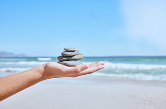 岩石平衡手海滩冥想瑜伽和平锻炼自然水手持有岩石脉轮户外冥想精神上的健康健康<strong>整体</strong>培训海