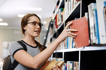 添加书日益增长的列表快乐年轻的女人删除书架子上大学图书馆