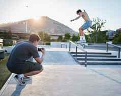 滑板跳户外摄影师公园极端的体育拍的溜冰者夏天滑板运动场地照片会话男人。磨铁路体育运动健身特技培训角小镇