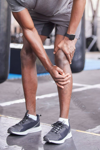 健身受伤<strong>膝盖疼痛</strong>黑色的男人。健身房炎症问题休息腿联合<strong>疼痛</strong>事故有氧运动锻炼人受伤的培训健康俱乐部创伤评估