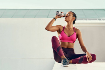 身体水锻炼运动年轻的女人喝水休息