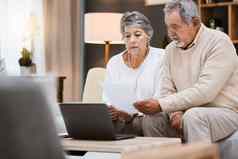 移动PC文档退休高级夫妇规划储蓄投资投资组合预算金融养老金成熟的男人。女人工作电脑首页