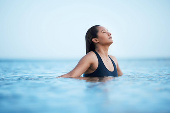 海<strong>游</strong>泳放松女人自然户外假期假期享受<strong>游</strong>泳海洋模型水夏天<strong>自由</strong>女<strong>游</strong>泳运动员旅行<strong>旅<strong>游</strong>