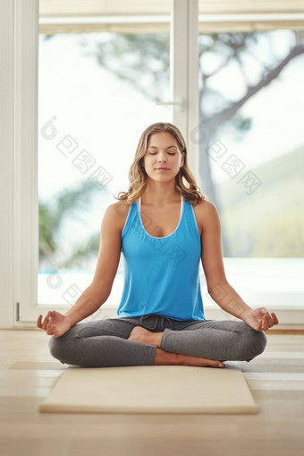 爱瑜伽帮助缓<strong>解压</strong>力完整的长度拍摄年轻的女人练习瑜伽首页