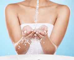 水飞溅手护肤品清洁美健康化妆品皮肤皮肤病学奢侈品卫生蓝色的背景工作室模型洗手淋浴水清洁身体护理例程