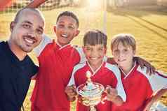 足球足球团队教练赢得奖杯竞争游戏激情动机团队合作体育运动协作成就集团庆祝活动体育导师胜利