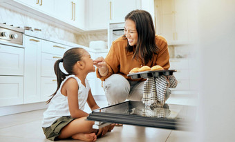 烹饪蛋糕快乐家庭<strong>妈妈</strong>。孩子烘焙甜点食物烤箱享受有趣的质量时间爱幸福青年女孩孩子成键<strong>妈妈妈妈</strong>女人厨房