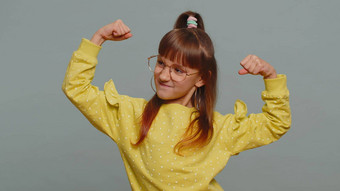 适合运动孩子女孩孩子显示肱二头肌健康的感觉权力强度成功赢得