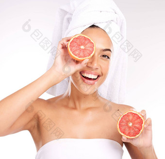 女人美葡萄柚健康的护肤品维生素营养梯度背景肖像女模型脸微笑持有水果新鲜的有机水疗中心治疗模型