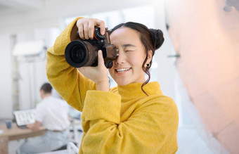 <strong>摄影</strong>相机<strong>摄影</strong>师工作室拍摄有<strong>创意</strong>的内存图片日本拍的数字生产镜头焦点艺术创造力年轻的亚洲女人工作艺术拍摄