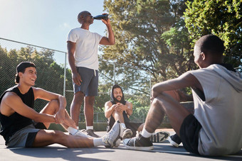 朋友体育团队放松培训篮球法院在户外年轻的运动员但锻炼锻炼休息快乐团队合作谈话集团讨论自然公园
