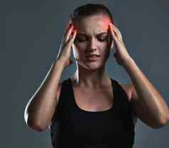头痛发生持续的充满活力的锻炼工作室拍摄运动年轻的女人