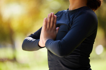 女人手纳马斯特冥想公园健康自由脉轮能源Zen健身和平特写镜头女孩瑜伽锻炼祈祷自然精神健康希望平衡心态