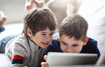 快乐孩子们成键平板电脑放松房子沙发首页生活房间兄弟的电子竞技社会媒体电影微笑有趣的孩子们流媒体数字技术团队教育学习