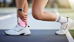 女人脚踝疼痛健身受伤健康的健身锻炼体育运动生活方式培训公园医疗紧急运行事故女孩伤害肌肉炎有氧运动锻炼