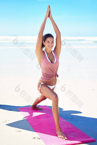 完美的一天户外<strong>瑜伽</strong>年轻的女人<strong>瑜伽</strong>海滩