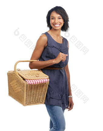 野餐幸福肖像黑色的女人篮子微笑夏天周末有趣的白色背景有趣的食物女人站持有野餐篮子大微笑兴奋工作室