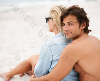 自然激发自然<strong>爱爱</strong>的年轻的夫妇<strong>充满</strong>深情的海滩