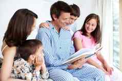 成键学习好书爱的家庭阅读床上