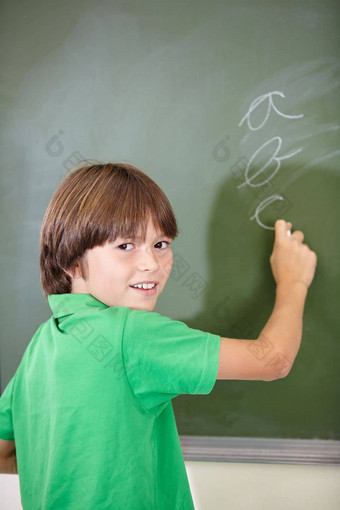练习草书写作男孩写作黑板上学校教训