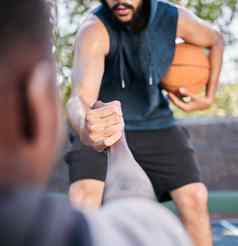 手篮球男人。运动员竞争对手玩有竞争力的游戏体育法院团队锻炼援助篮球球员帮助朋友匹配