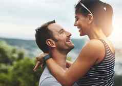 幸福爱激励年轻的夫妇享受浪漫的一天在户外