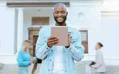 黑色的男人。大学学生平板电脑户外校园微笑学习机会教育年轻的非洲的家伙移动触屏科技快乐大学社会媒体应用程序