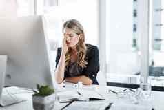 工作负载重重心年轻的女商人经历压力工作桌子上现代办公室